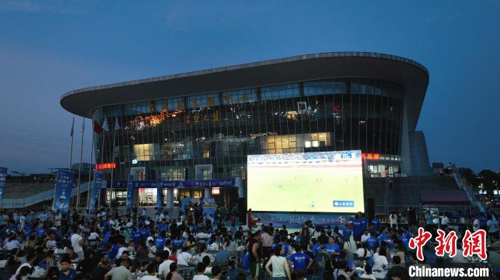 韓喬生來看蘇超 高舉宿遷隊球衣