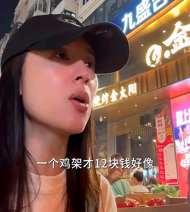 董潔回大連逛夜市 素顏擼串喝扎啤