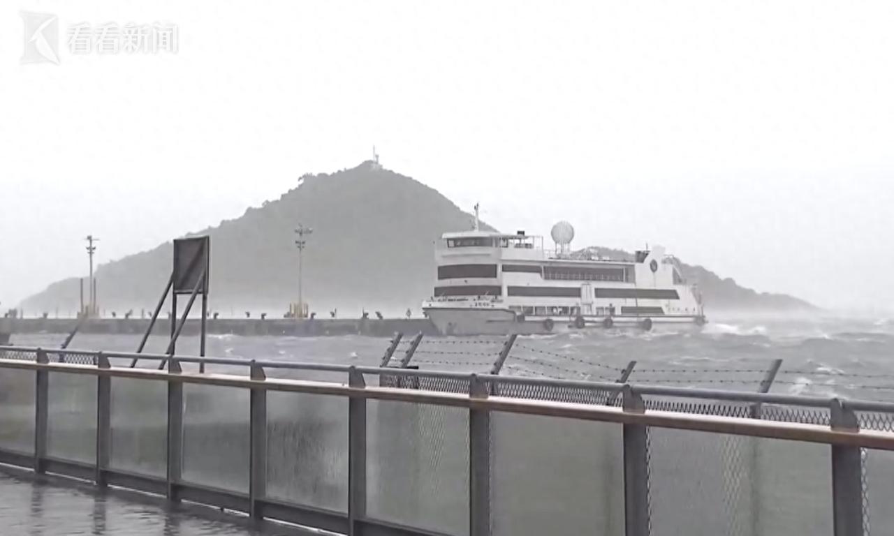 香港三層高游輪如玩具被大風吹走