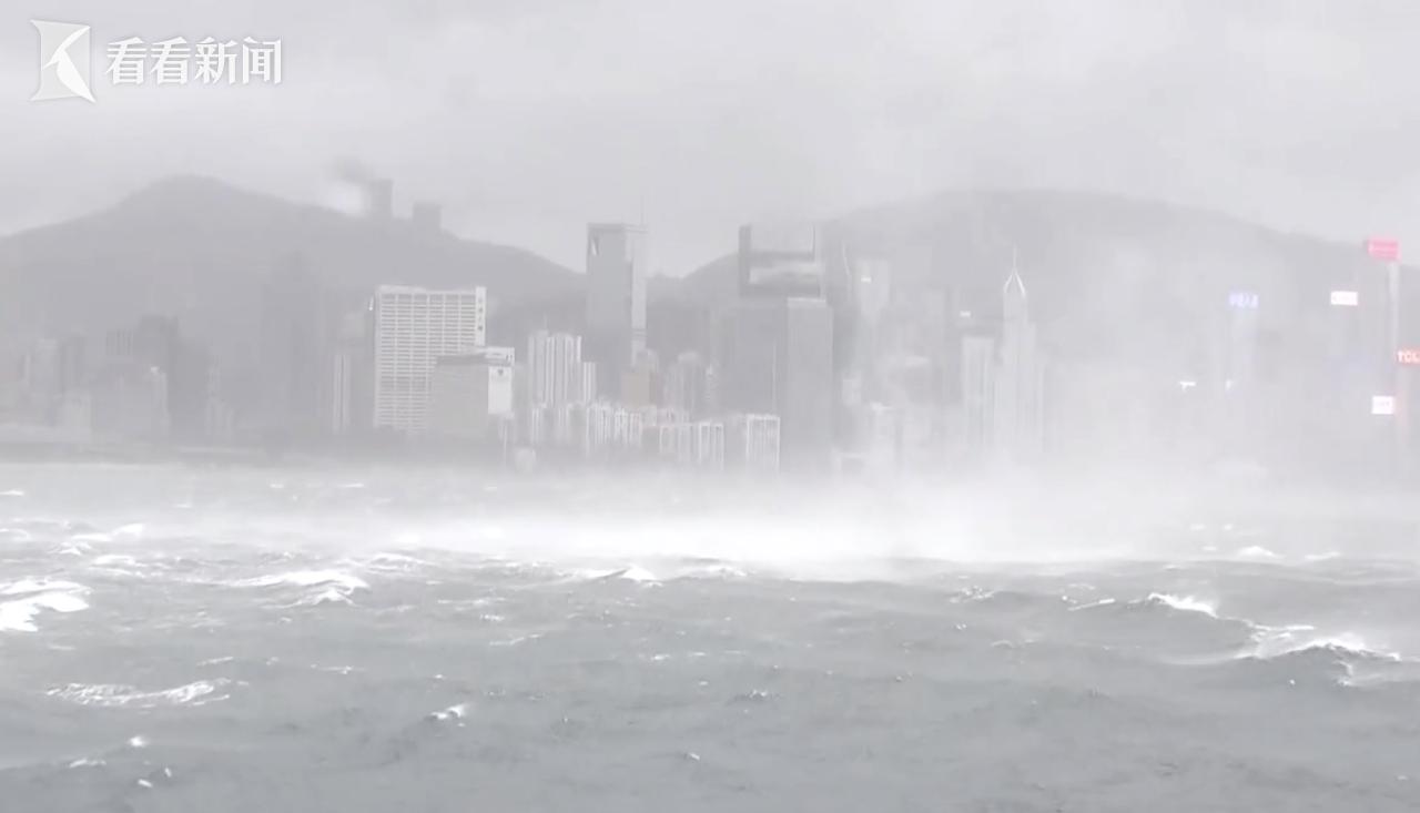 香港三層高游輪如玩具被大風吹走