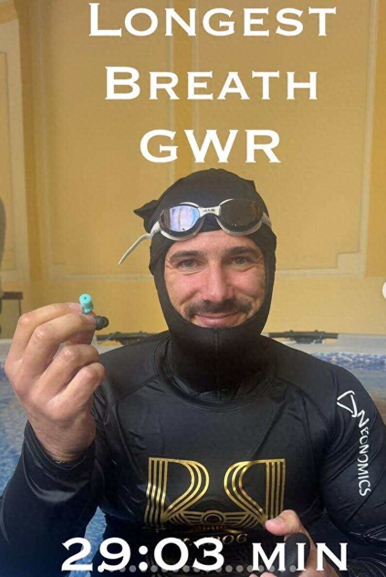 男子水下憋氣29分鐘刷新世界紀錄