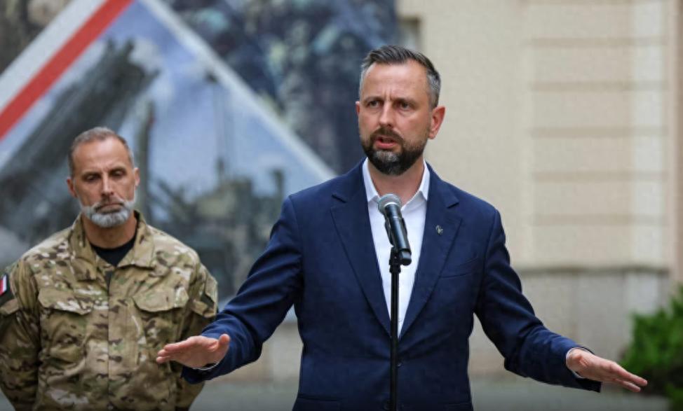 波蘭東部一不明物體墜落農(nóng)田并爆炸 圖片