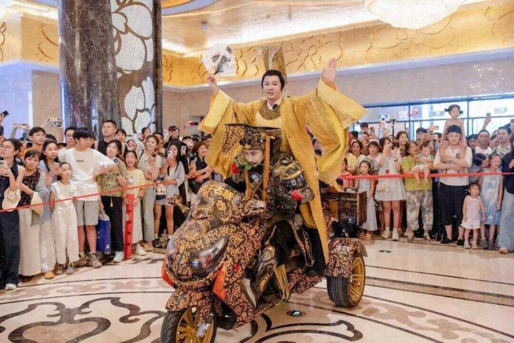 李世民扮演者景區(qū)跳科目三:我缺錢(qián)