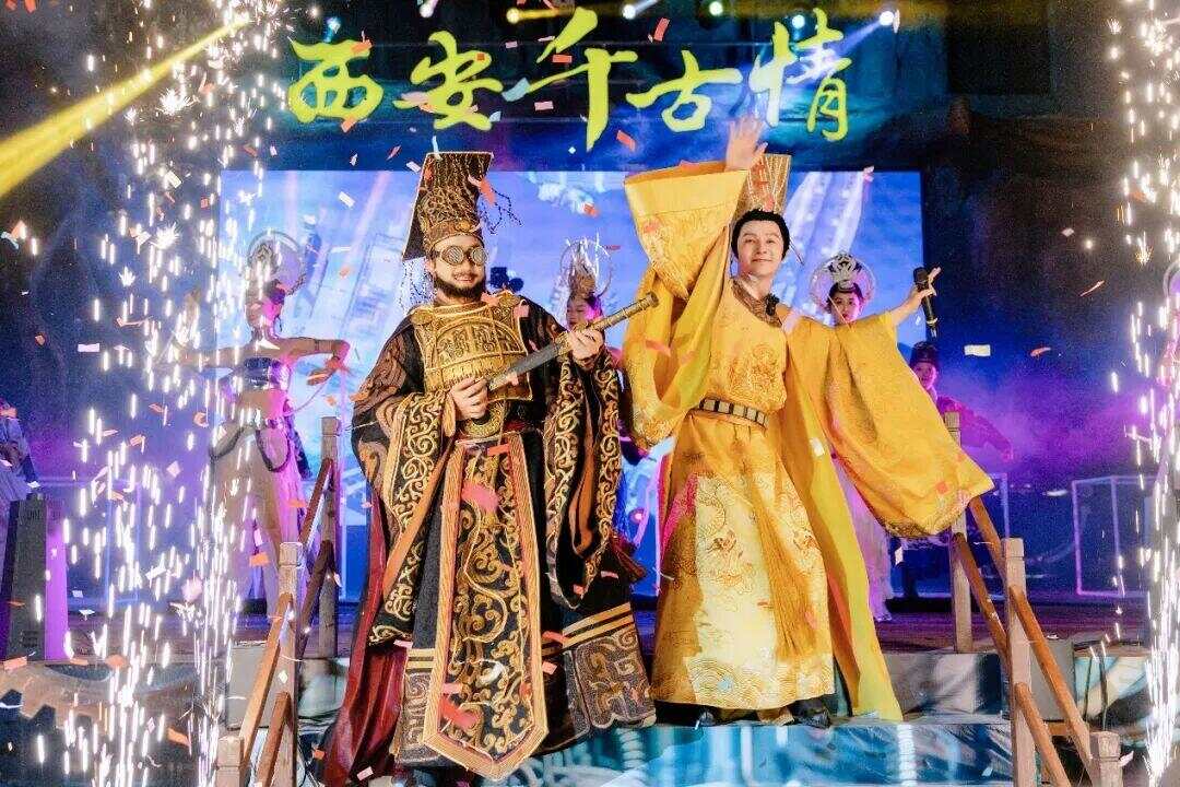 李世民扮演者景區(qū)跳科目三:我缺錢(qián)