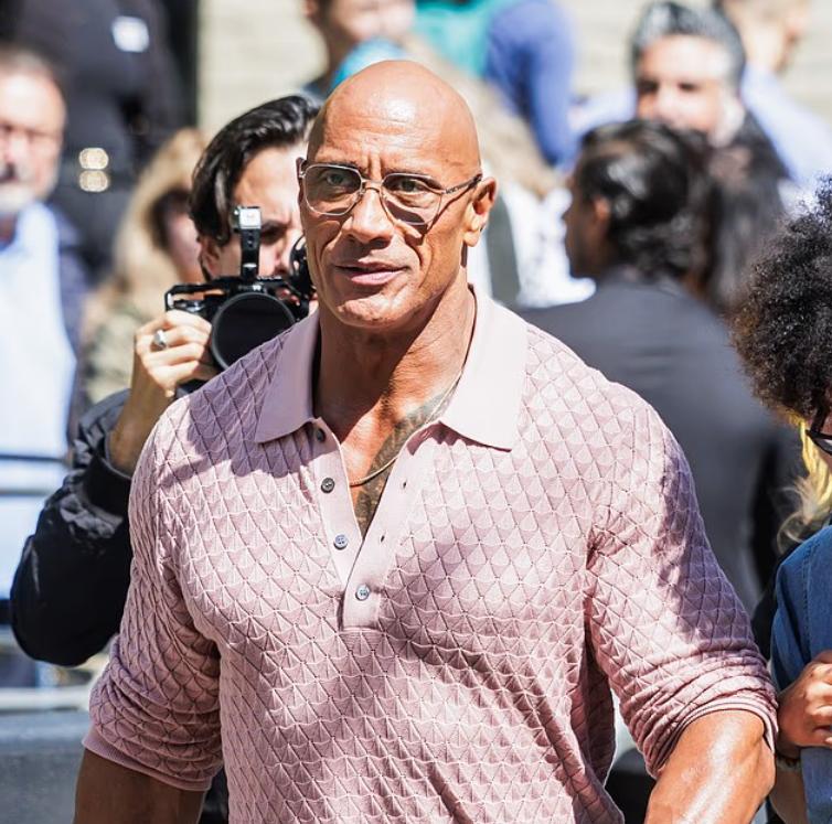 巨石強(qiáng)森一身肌肉快瘦沒(méi)了