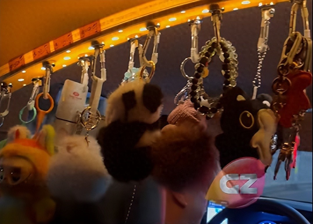 廣州一網約車司機車內掛滿毛絨公仔,售價9-22元,一天隨便賣七八個,熱門款已斷貨