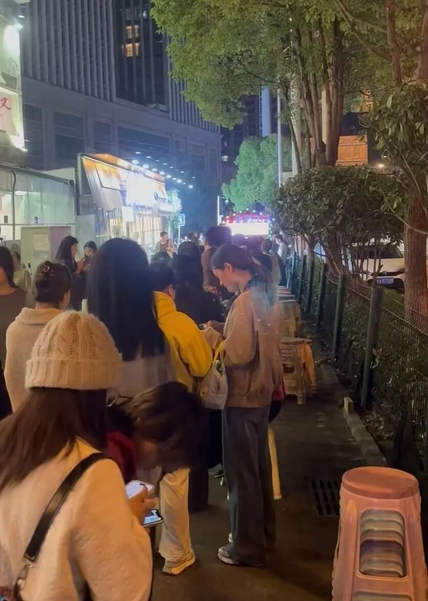 奶皮子糖葫蘆爆火背后:奶皮子價格翻3倍,廠家稱一天產(chǎn)2000張仍供不應(yīng)求