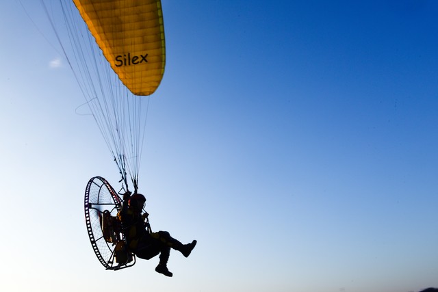 陜西小伙大婚日,自制“飛機”助興!朋友駕機沖天十余分鐘!