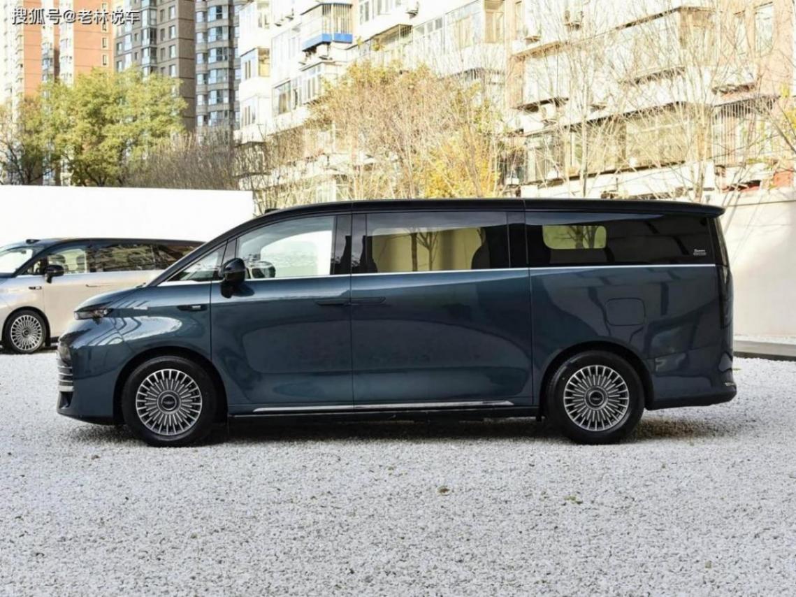 吉利銀河全新MPV亮相,車標帶翅膀像賓利,二三排都舒適,要火了
